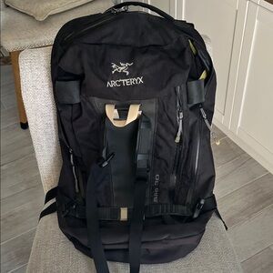 ARC’TERYX Silo 30 black nylon back pack skiing snowboard back country yellow